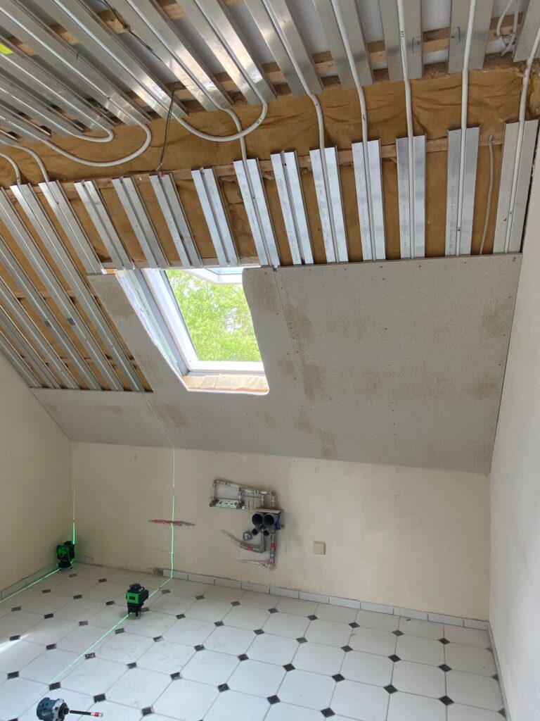Detailaufnahme Deckenheizung mit Trockenbau Gipsplatten im Privathaus