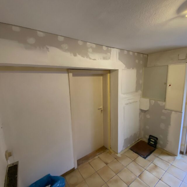 Fertiggestellte Rohrverkleidung im Trockenbau mit Revisionstüren in Worms