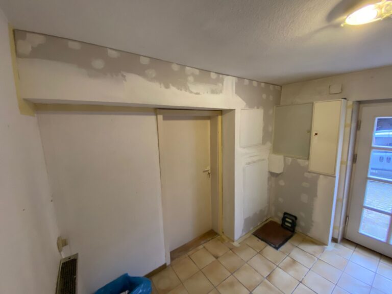 Fertiggestellte Rohrverkleidung im Trockenbau mit Revisionstüren in Worms