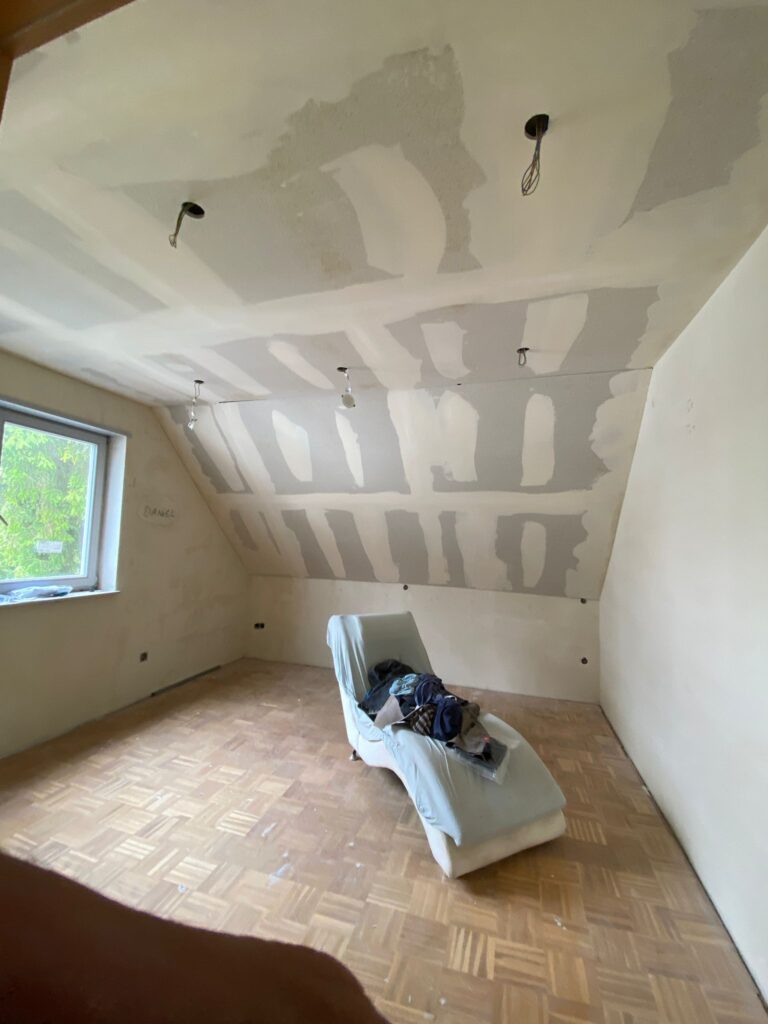 Fertiggestellte Trockenbaudecke mit integrierter Deckenheizung in Mannheim