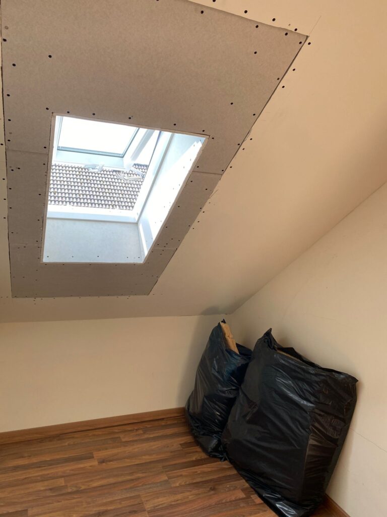 Fertiggestelltes Dachfenster nach Trockenbau Korrektur im Privathaus in Darmstadt (2)