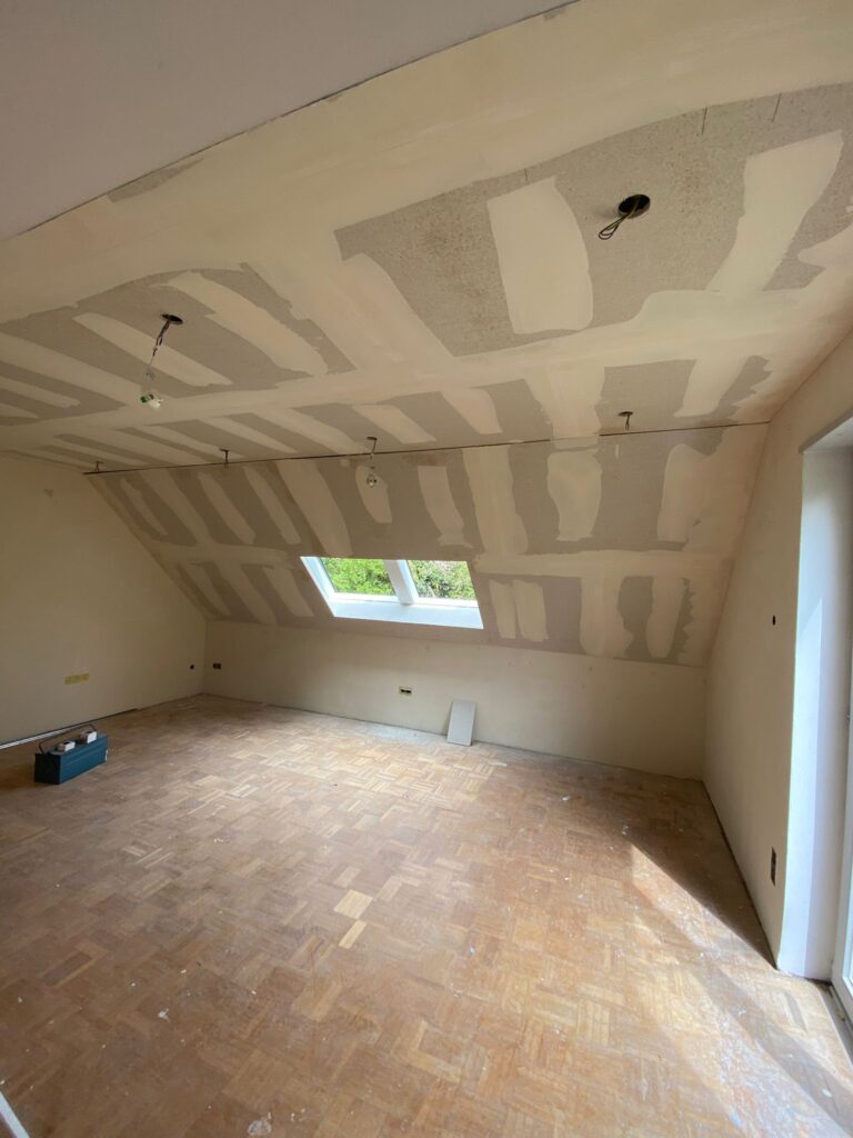 Montage spezieller Gipsplatten für Deckenheizung – Trockenbau Projekt Mannheim