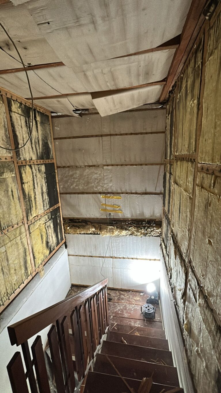 Projekt Trockenbau (OSB) – Ausgangslage der Treppe vor Demontage der alten Balken