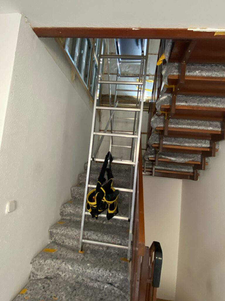 Trockenbau Projekt OSB – Aufbau des Gerüsts an der Treppe für Demontagearbeiten