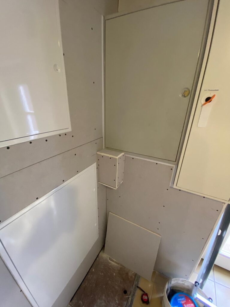 Trockenbau Projekt Worms – Sauber verkleidete Rohre mit wartungsfreundlichen Revisionstür