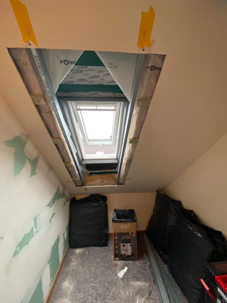 Trockenbauarbeiten am Dachfenster in Darmstadt – Zwischenstand der Korrektur