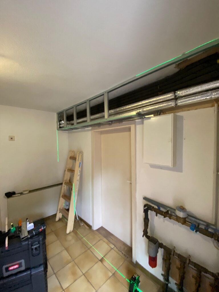 Trockenbauarbeiten in Worms – Beginn der Rohrverkleidung mit Unterkonstruktion (2)