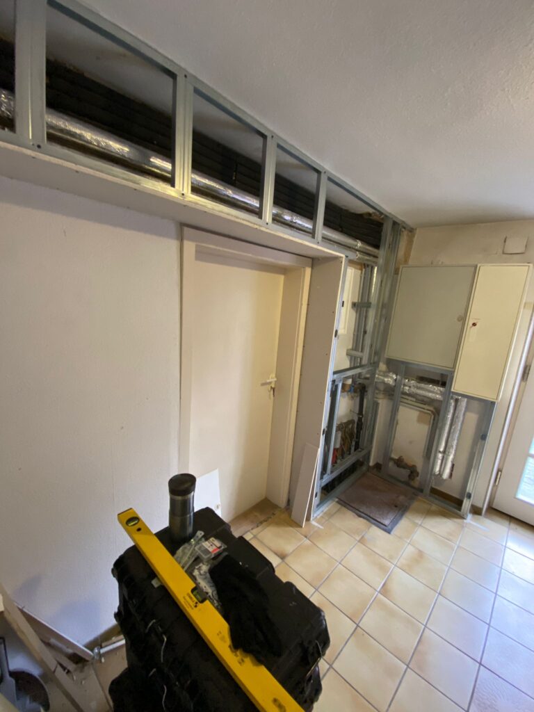 Trockenbauarbeiten in Worms – Beginn der Rohrverkleidung mit Unterkonstruktion (3)