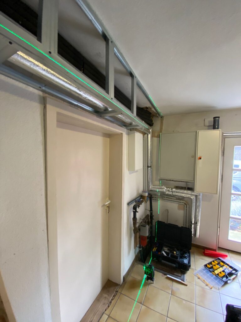 Trockenbauarbeiten in Worms – Beginn der Rohrverkleidung mit Unterkonstruktion