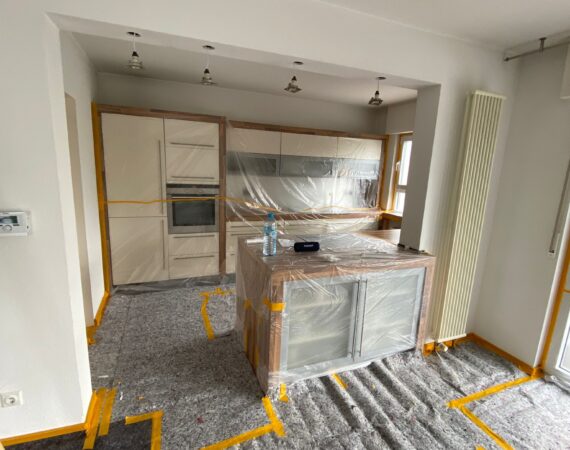 Malerarbeiten Projekt – Wohnzimmer und Küche während Abkleben der Flächen