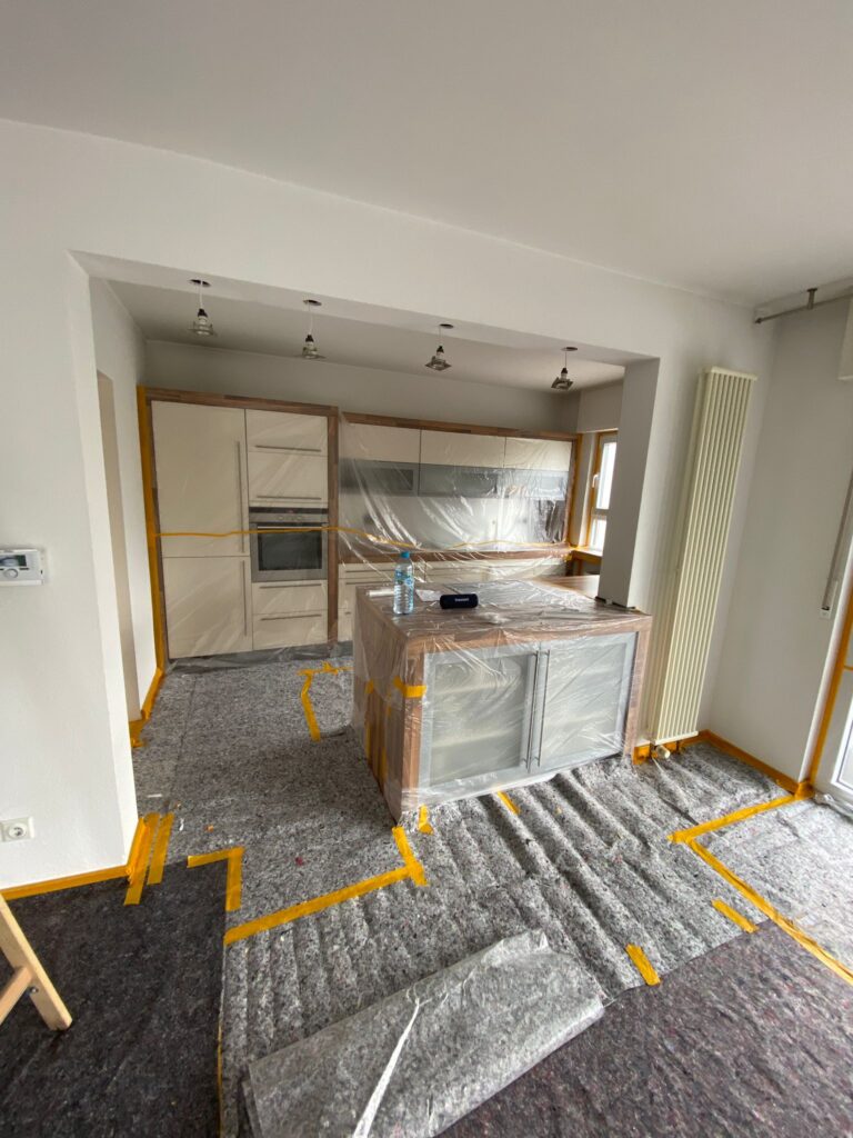 Malerarbeiten Projekt – Wohnzimmer und Küche während Abkleben der Flächen