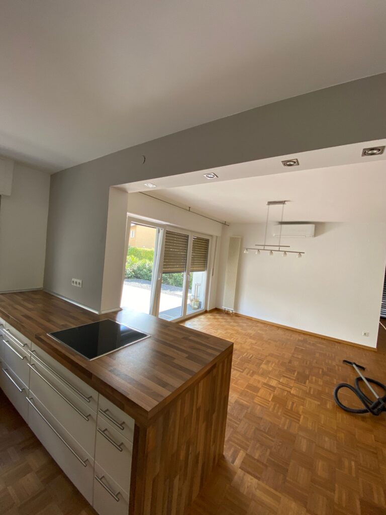 Malerarbeiten Projekt – Fertig gestrichene Wände im Wohnzimmer und der Küche
