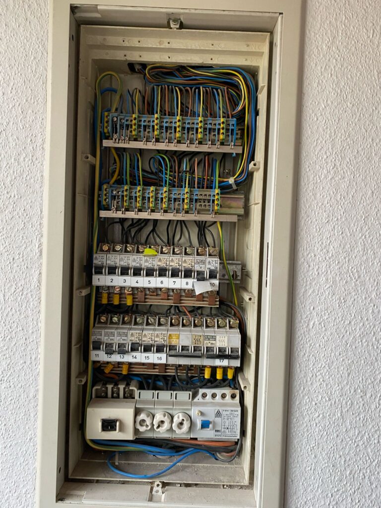 Elektrotechnik Projekt Mannheim – Ausbau des alten Schaltkastens und Vorbereitung für FI-Schalter