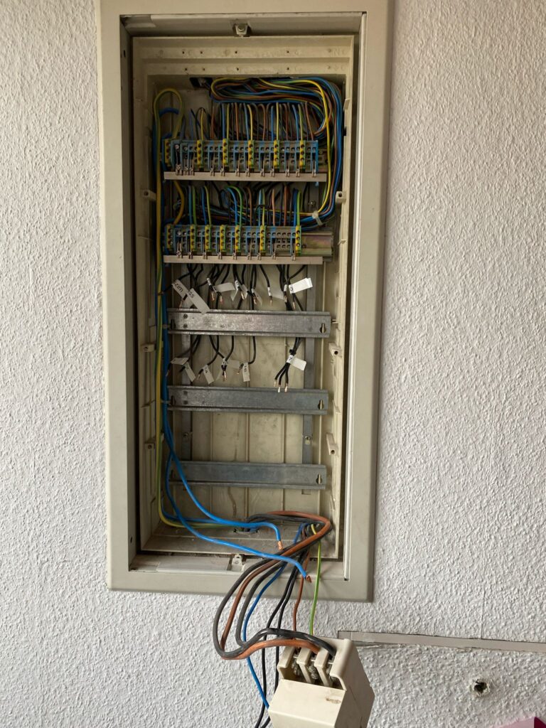 Elektrotechnik Projekt Mannheim – Installation der neuen FI-Schalter im Schaltkasten