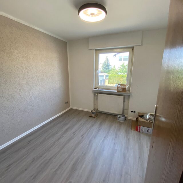 Projekt Renovierung – Fertig renoviertes Zimmer mit neuem Design und Oberflächen