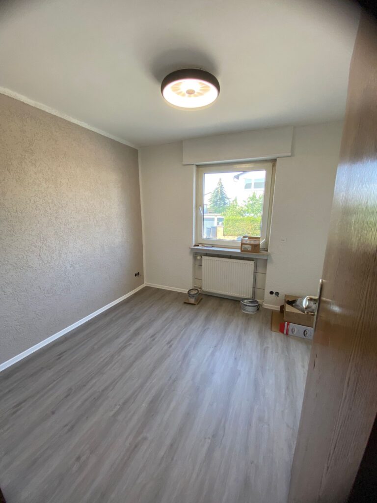 Projekt Renovierung – Fertig renoviertes Zimmer mit neuem Design und Oberflächen
