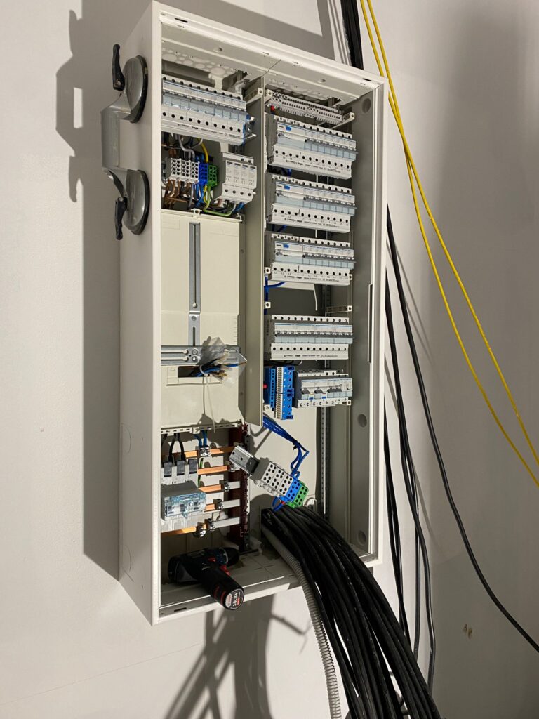 Elektrotechnik Projekt – Fortschritt bei der Montage des neuen Schaltkastens