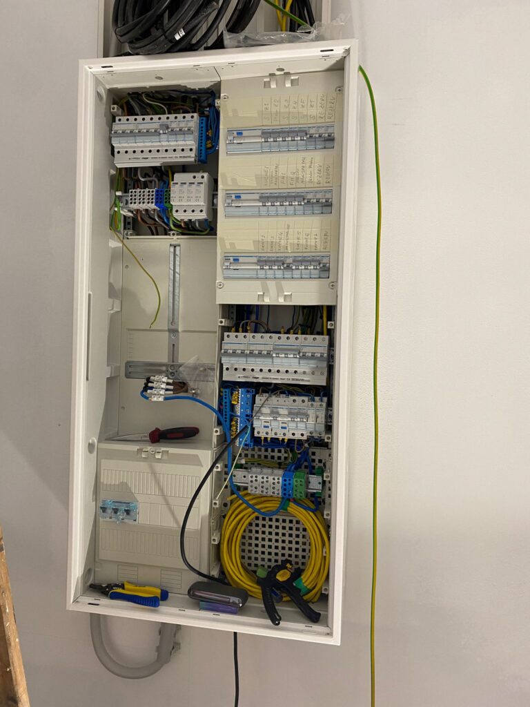 Elektrotechnik Projekt – Fertig montierter Schaltkasten mit komplett verlegten Kabeln