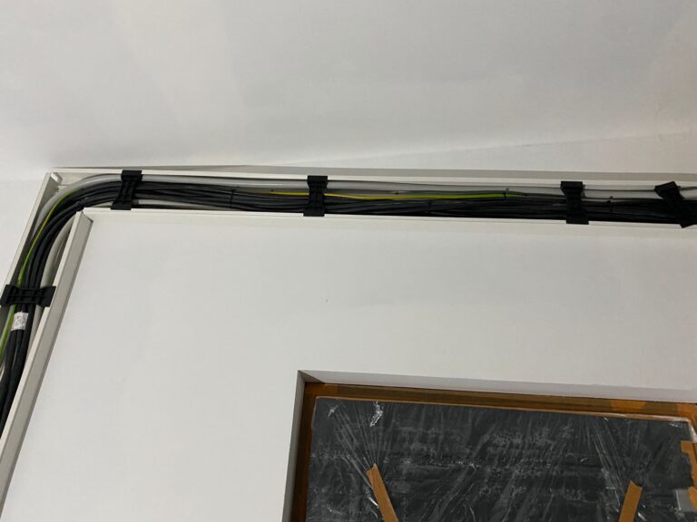 Elektrotechnik Projekt – Erste Kabelverlegung für neuen Schaltkasten