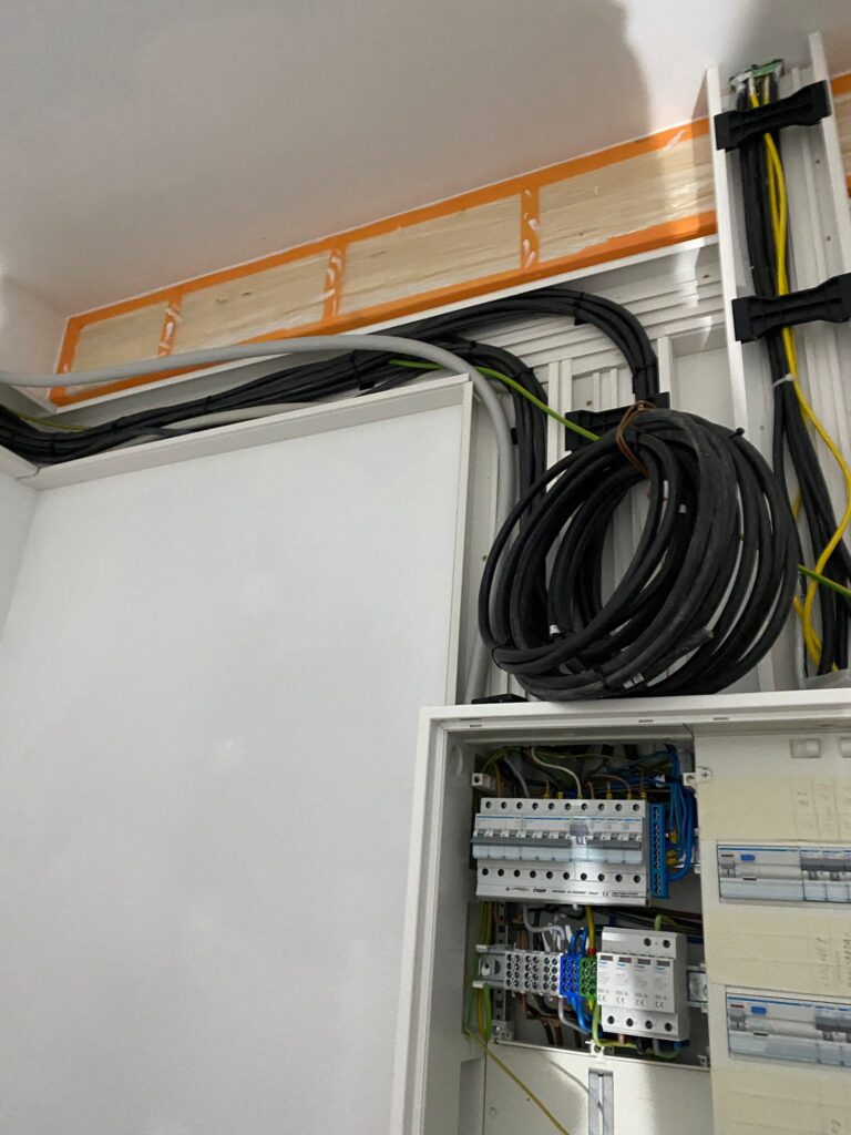Elektrotechnik Projekt – Verlegung von Stromkabeln im Rahmen der Schaltkasten-Montage