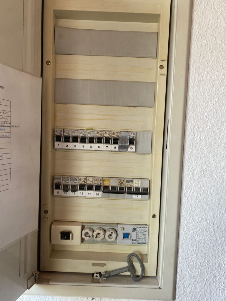 Elektrotechnik Projekt Mannheim – Ausgangszustand des Schaltkastens vor Modernisierung