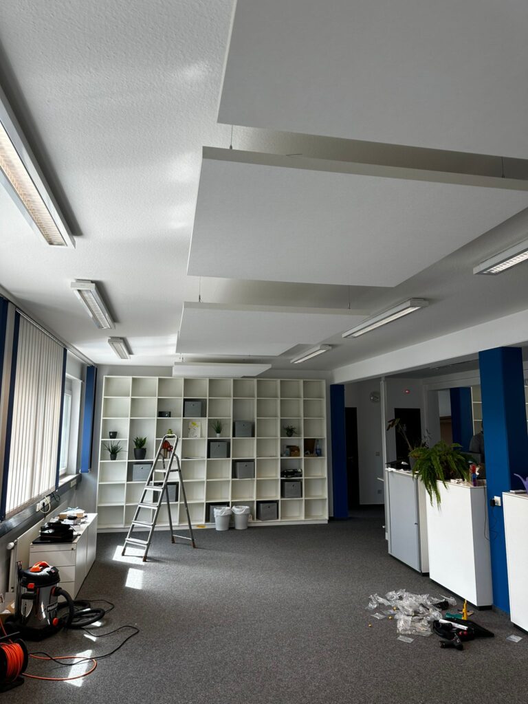 Trockenbau in Ludwigshafen – Abgehängte Akustikpaneele im Büro fertig installiert
