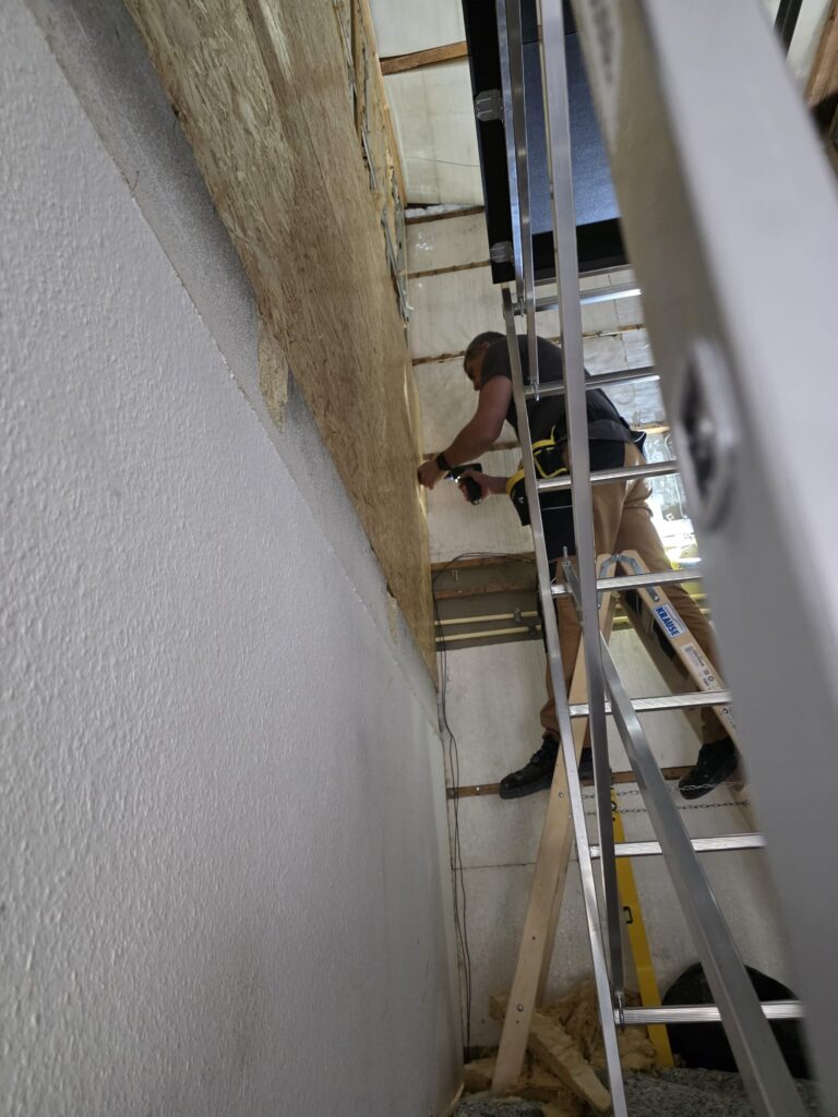 Treppenbereich mit Gerüst im Trockenbau Projekt – Vorbereitung für Verstärkung und OSB-Verklebung