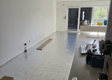 Untergrundvorbereitung und erste Vinyl-Dielen – Bodenverlegungsprojekt von SP Haus und Garten