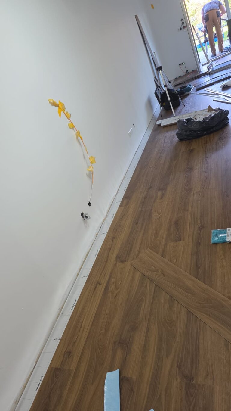 Bodenverlegung Projekt – Vinylbodenverlegung Wohnzimmer Zwischenstand 3