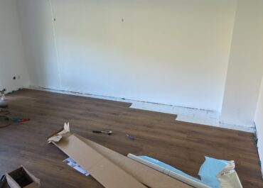 Verlegung von Klick-Vinyl im Wohnraum – Bodenverlegungsprojekt von SP Haus und Garten