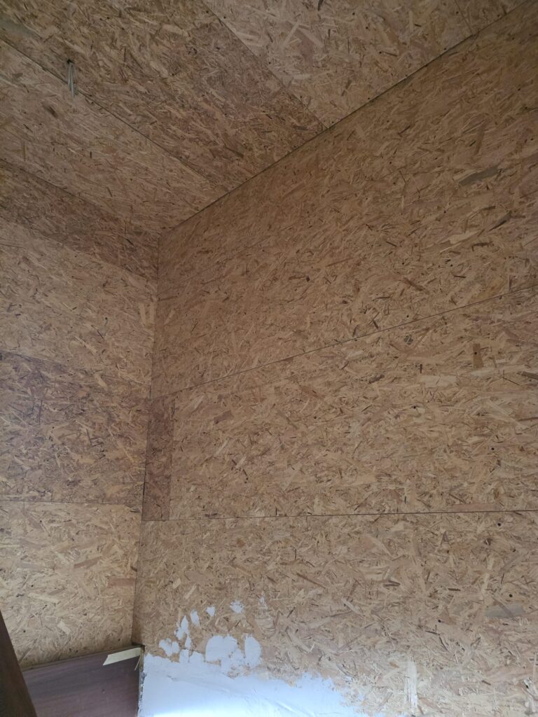 Projekt Trockenbau OSB – Fertiggestellte Treppenkonstruktion mit OSB-Platten und Dämmung