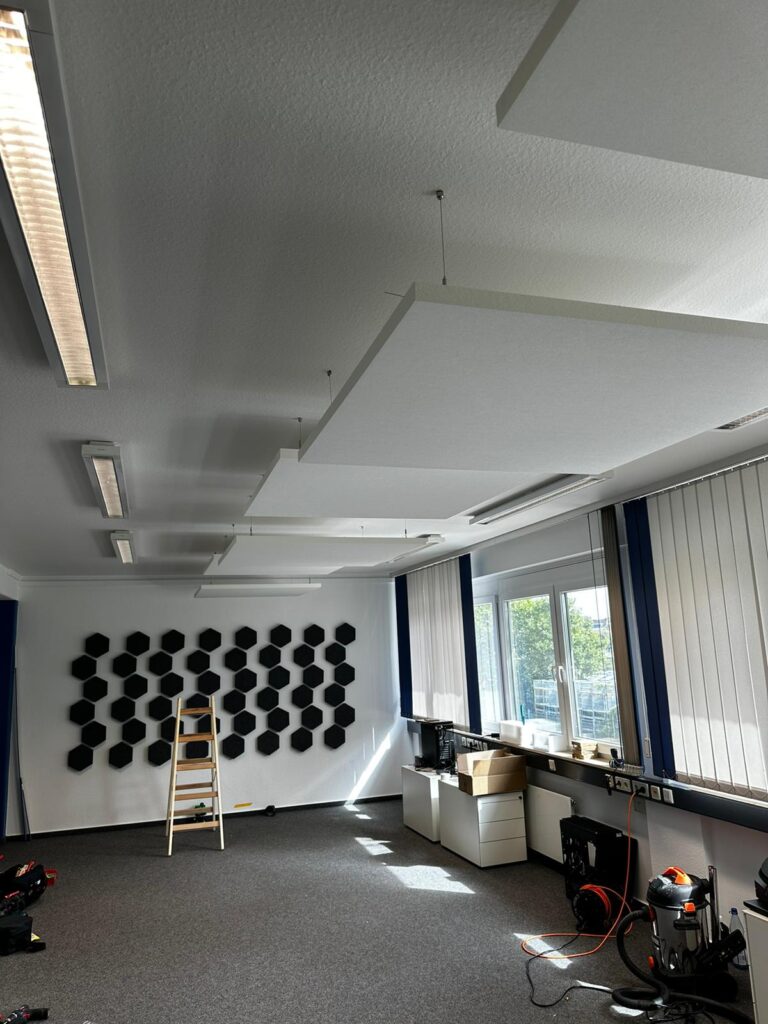 Fertiggestellte abgehängte Akustikpaneele im Büro – Trockenbauprojekt Ludwigshafen
