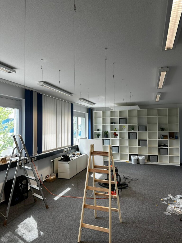 Trockenbau Ludwigshafen – Montage der abgehängten Akustikpaneele im Büro Zwischenstand