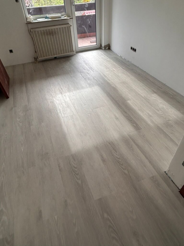 Bodenverlegung Projekt – Fertig verlegter Vinylboden im Kinderzimmer