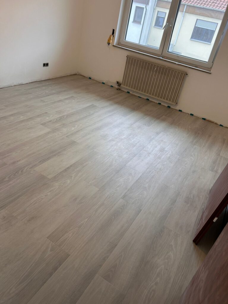 Bodenverlegung Projekt – Montage des Vinylbodens im angrenzenden Zimmer