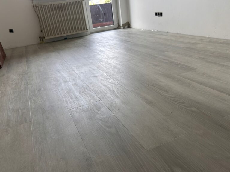 Bodenverlegung Projekt – Montage des Vinylbodens im Kinderzimmer