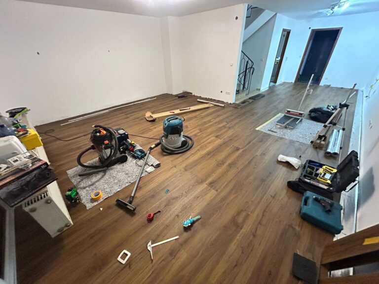 Bodenverlegung Projekt – Fertig verlegter Vinylboden im Wohnzimmer