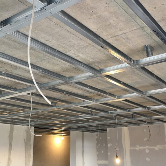 Abgehaengte-Decke-Trockenbau-Profilmontage