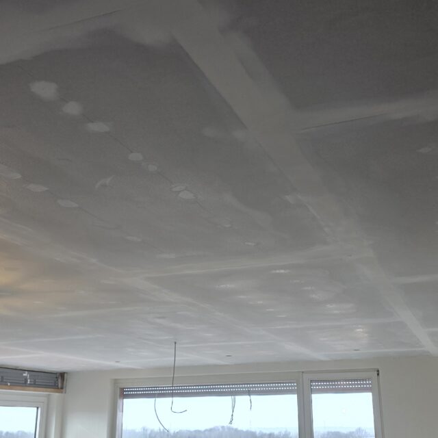 Fertige-Gipskartondecke-abgehaengt-Q2