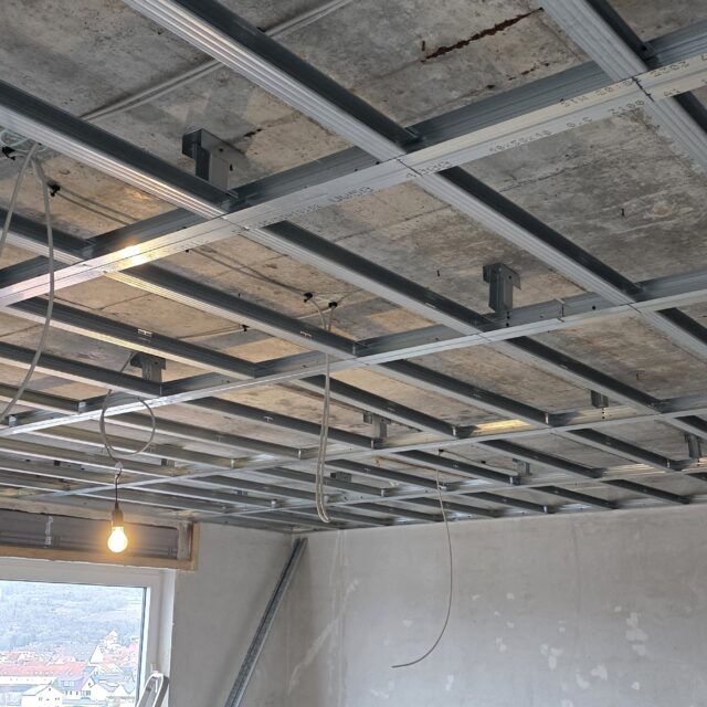 Metallstaenderwerk-abgehaengte-Gipskartondecke