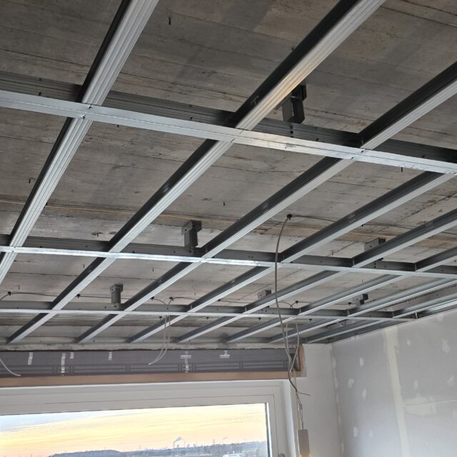 Trockenbau-Decke-Metallprofile-System