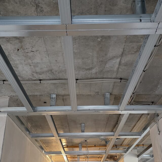 Trockenbau-Deckenunterkonstruktion-Stahlprofile