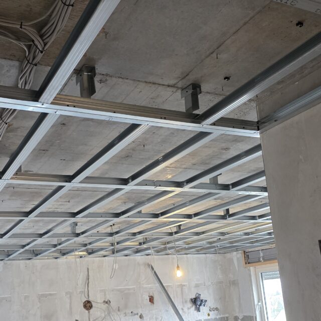Trockenbau-Profilkonstruktion-abgehaengte-Decke