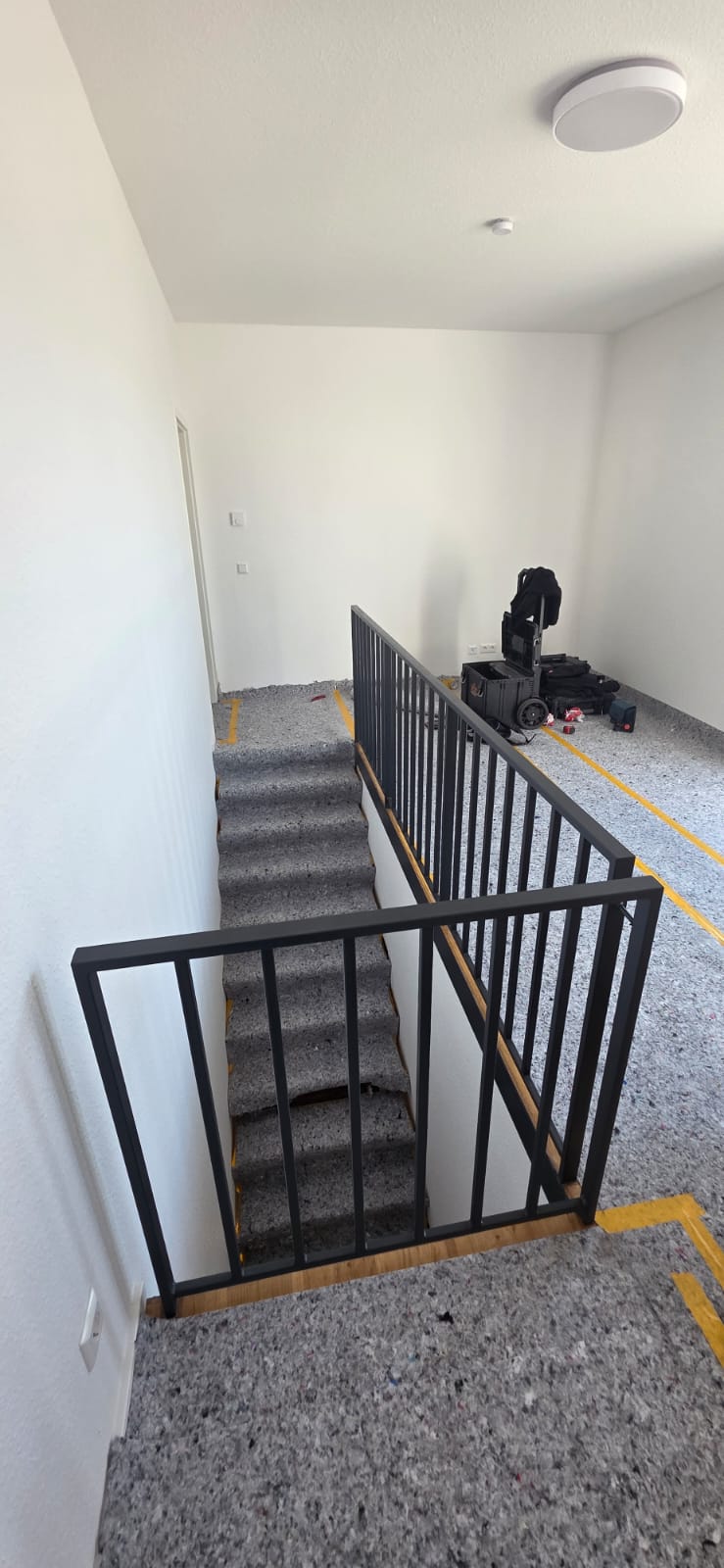 Metallgeländer im Obergeschoss vor der Raumtrennung in Weinheim