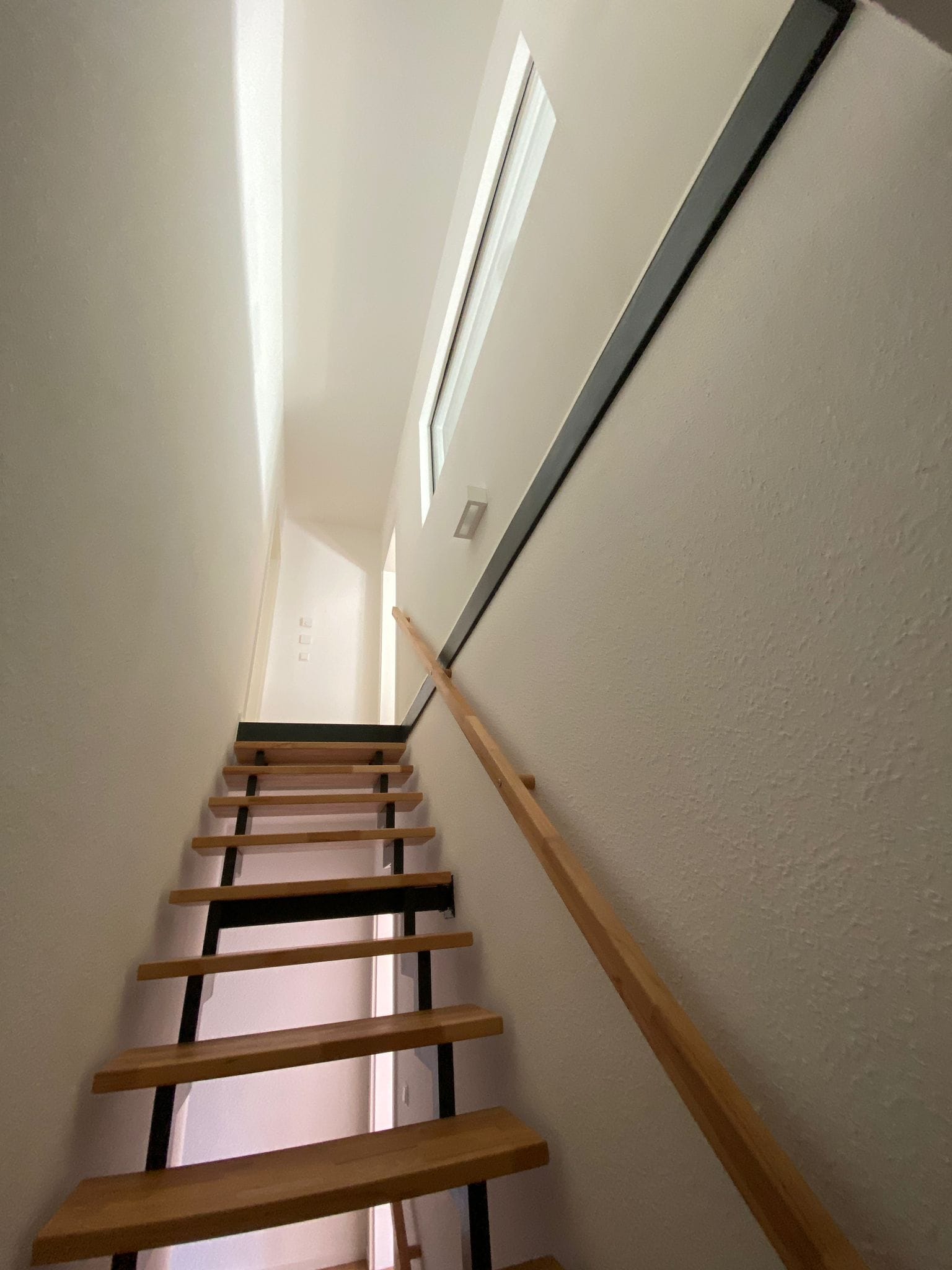 Fertige Raumtrennung mit Glaselement vom Treppenhaus aus gesehen