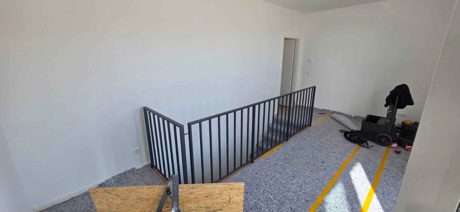 Offener Treppenbereich mit Metallgeländer als Ausgangszustand in Weinheim